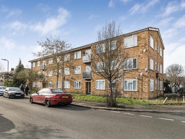 Flat for sale in London Borough of Ealing, Perivale