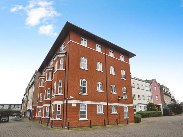 Flat for sale in Sutton, Barling