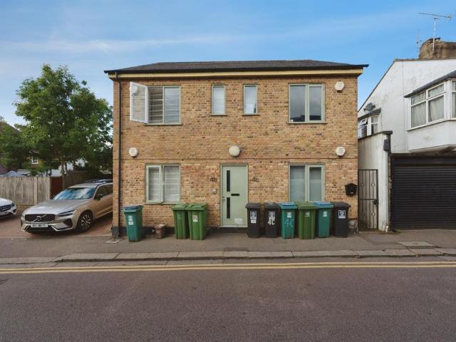 Flat for sale in Watford Heath, North Watford
