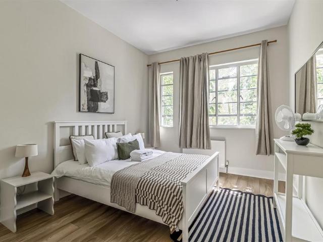 Flat for sale in North Kensington, Greater London