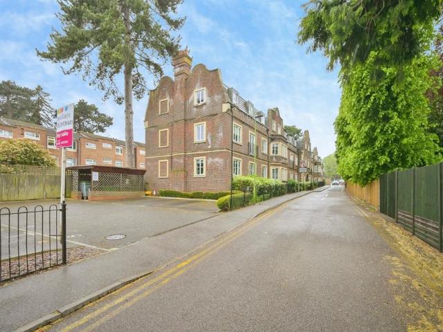 Flat for sale in Broxbourne, Hertfordshire