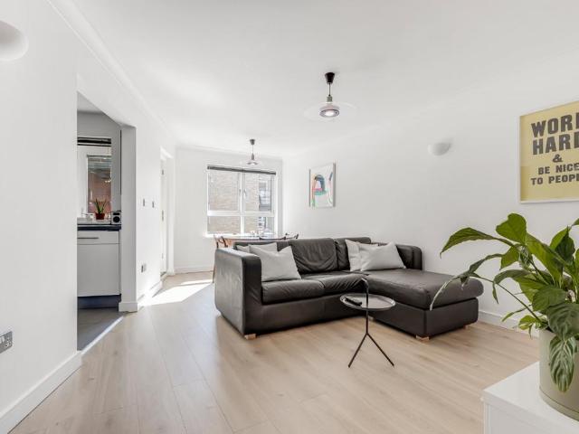 Flat for sale in Islington, Greater London