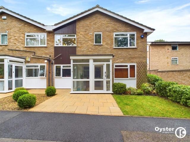 Flat for sale in Hatch End, Greater London