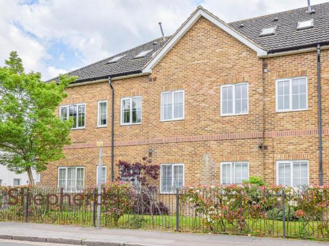 Flat for sale in Broxbourne, Hertfordshire
