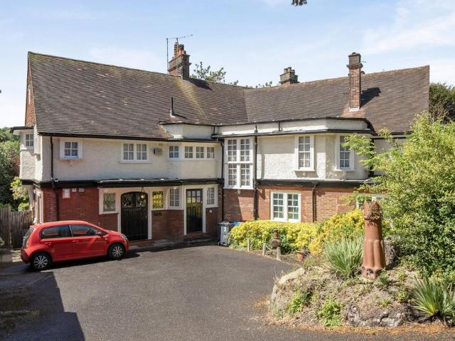 Flat for sale in London Borough of Croydon, Sanderstead