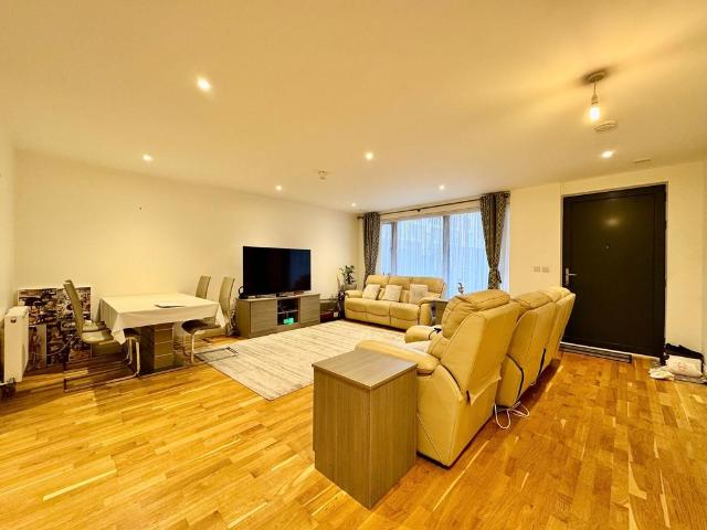 Flat for sale in Kingsbury, Greater London