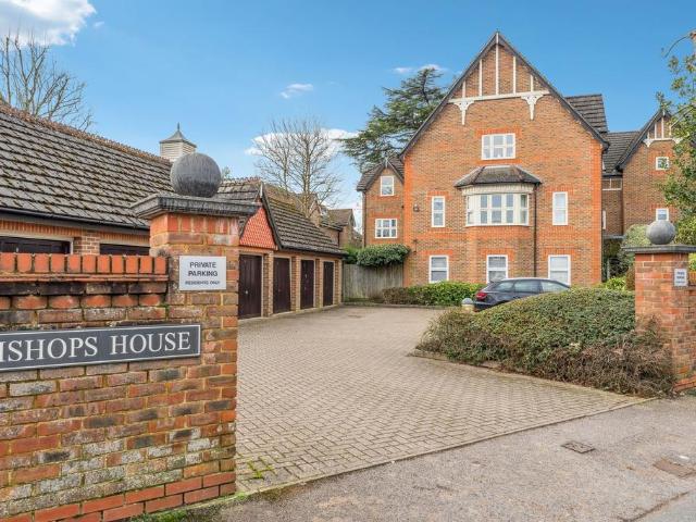 Flat for sale in Beaconsfield, Beaconsfield