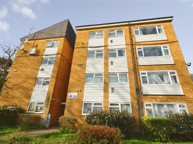 Flat for sale in London Borough of Hounslow, Feltham