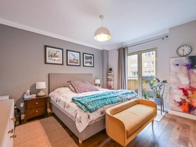 Flat for sale in St. George in the East, Wapping