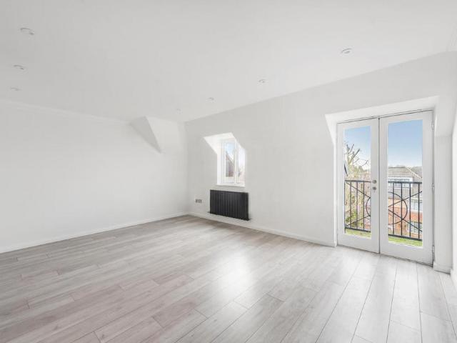 Flat for sale in Brondesbury, Greater London