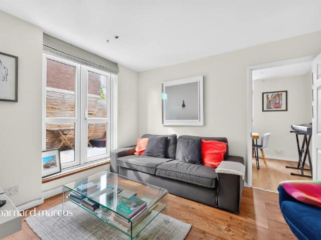 Flat for sale in Stockwell, Greater London