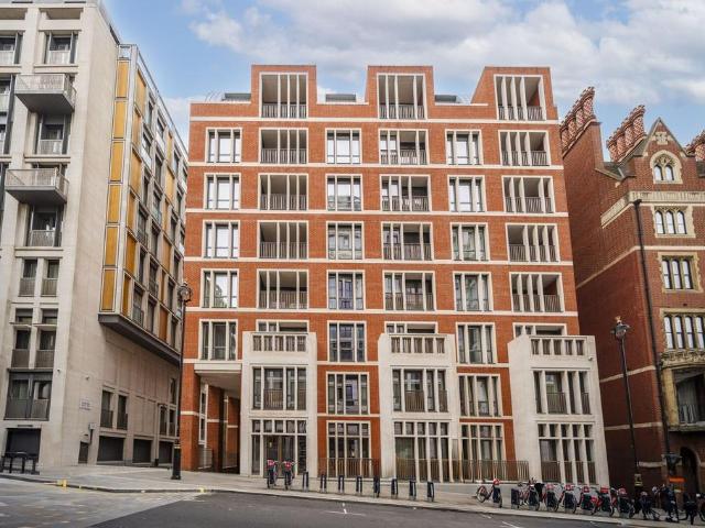 Flat for sale in St Clement Danes, Greater London