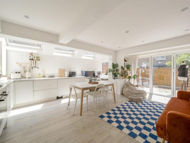 Flat for sale in Queen's Park, Greater London