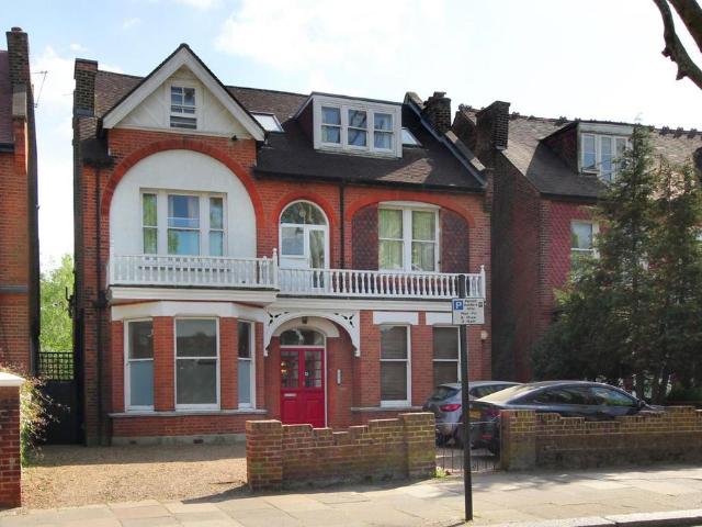 Flat for sale in London Borough of Ealing, Park Royal