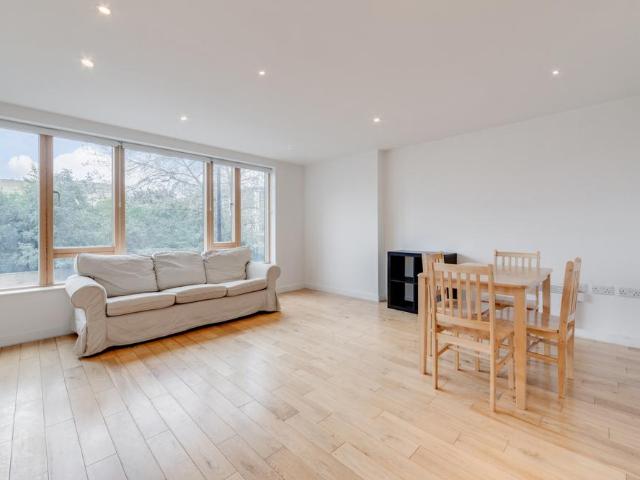 Flat for sale in Holloway, Greater London