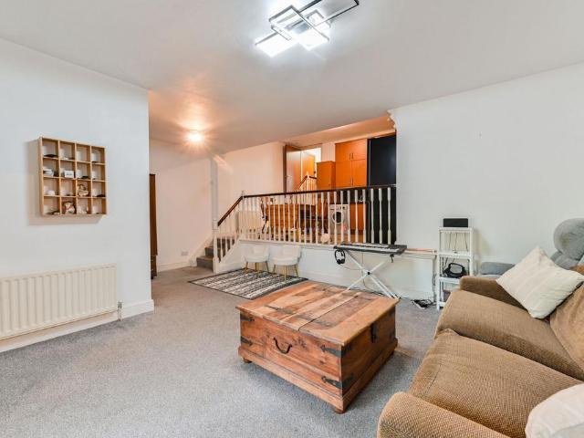 Flat for sale in Clapham, Greater London