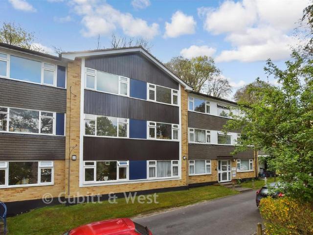 Flat for sale in Hillview, Surrey