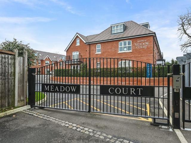 Flat for sale in Iver, Iver Heath