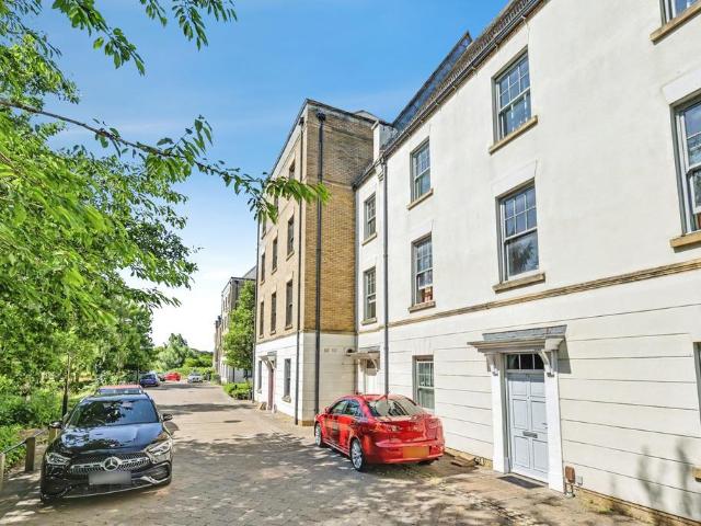 Flat for sale in Upton