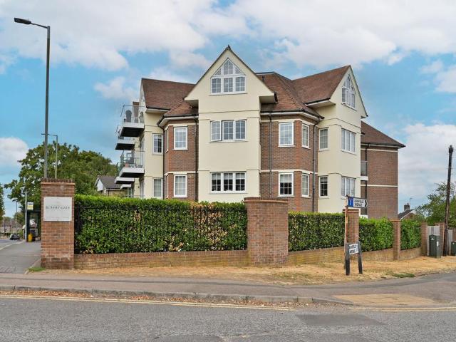 Flat for sale in Merry Hill, Hertsmere