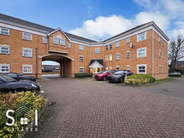 Flat for sale in Sunbury, Surrey