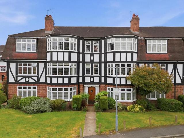 Flat for sale in Snaresbrook, Greater London