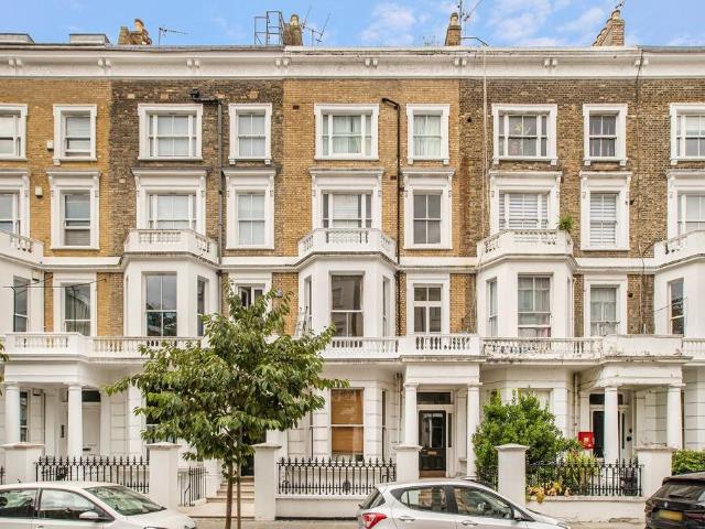 Flat for sale in Earl's Court, Greater London