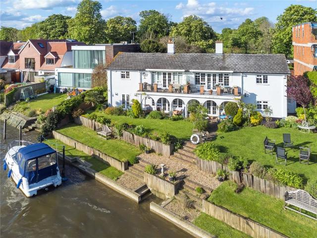 Flat for sale in Hampton, Greater London