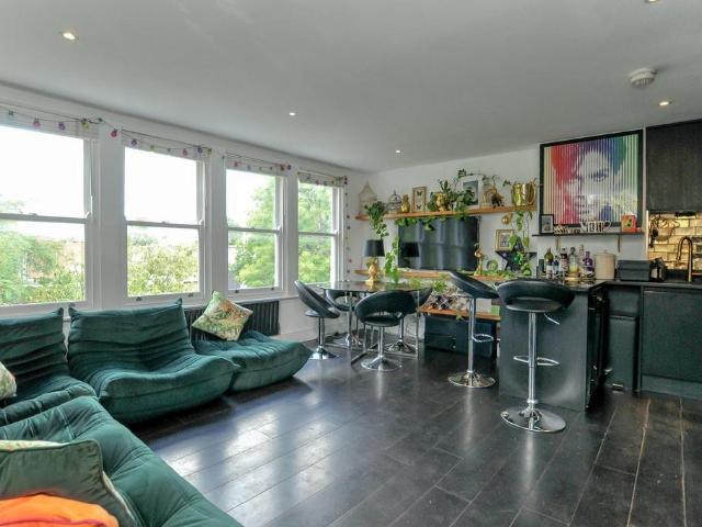 Flat for sale in Stoke Newington, Greater London