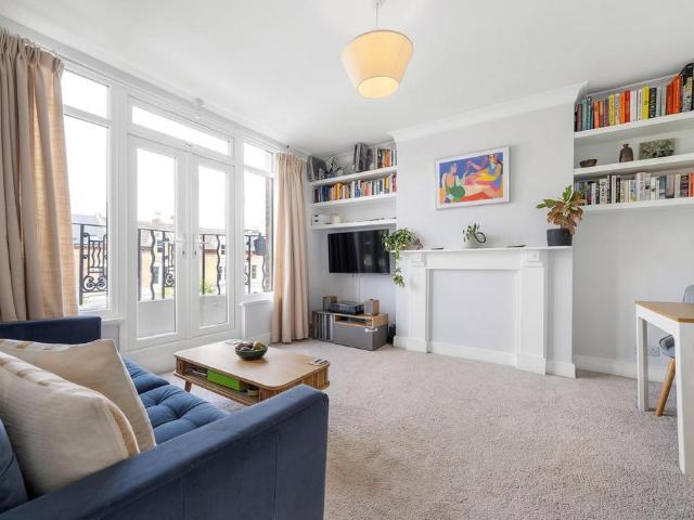 Flat for sale in Tulse Hill, Greater London