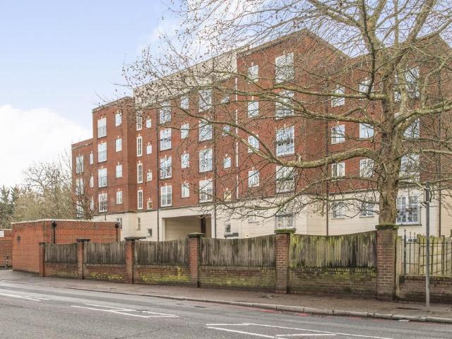 Flat for sale in Dulwich, Greater London