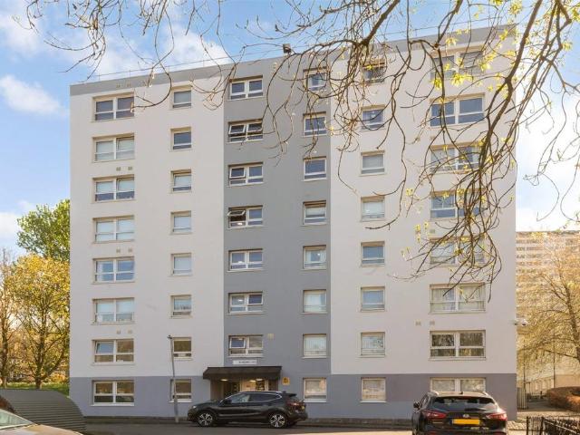 Flat for sale in Broomhill, Scotland