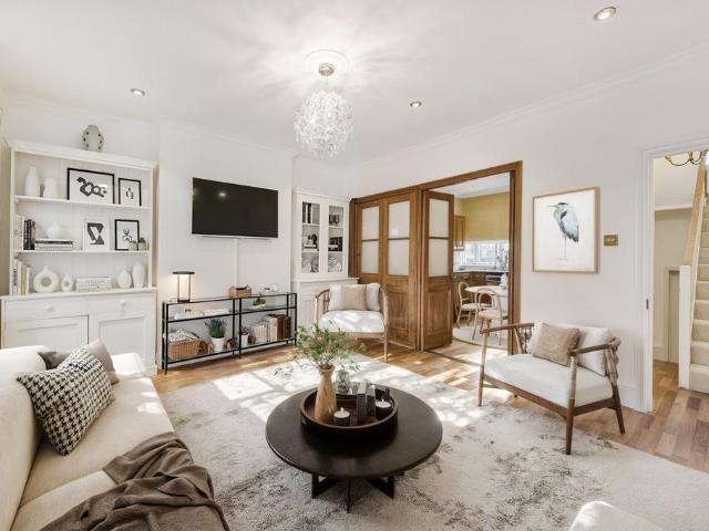 Flat for sale in Victoria, Greater London
