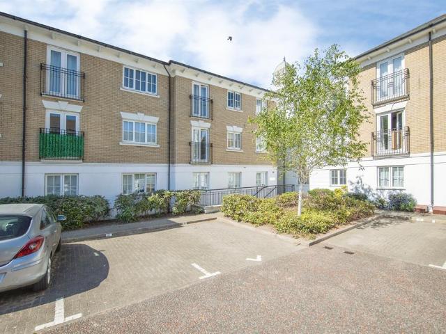 Flat for sale in Hythe, Fordham Heath