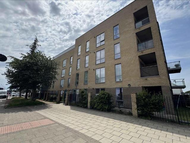 Flat for sale in London Borough of Hounslow, Hanworth