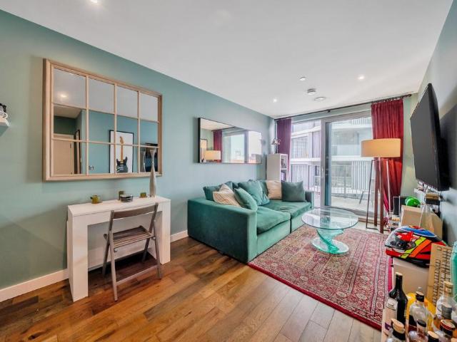 Flat for sale in Battersea, Greater London
