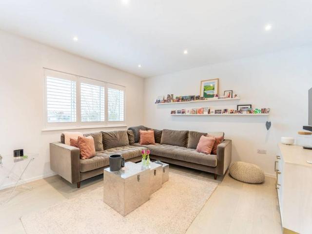 Flat for sale in Harlesden, Greater London