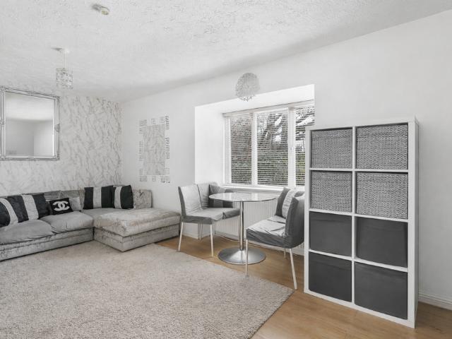Flat for sale in London Borough of Croydon, Greater London