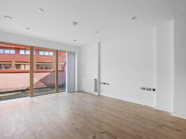 Flat for sale in Old Kent Road, Greater London