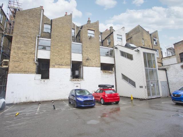 Flat for sale in Clarendon, Ash