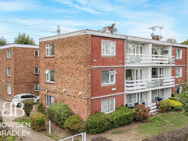 Flat for sale in London Borough of Redbridge, Greater London