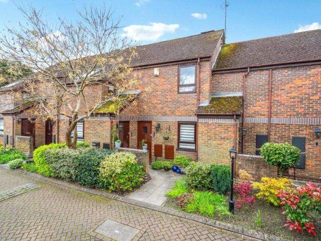 Flat for sale in Bisham, Windsor and Maidenhead