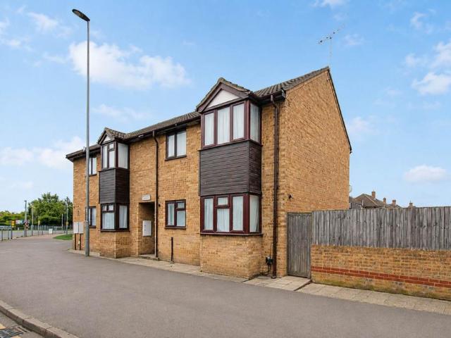 Flat for sale in Aylesbury, Buckinghamshire