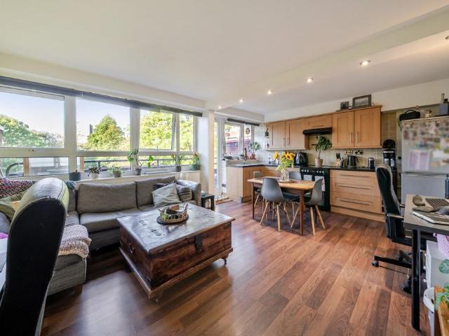 Flat for sale in London Borough of Wandsworth, Greater London
