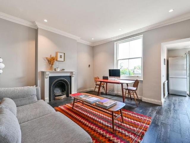 Flat for sale in Kentish Town, Greater London
