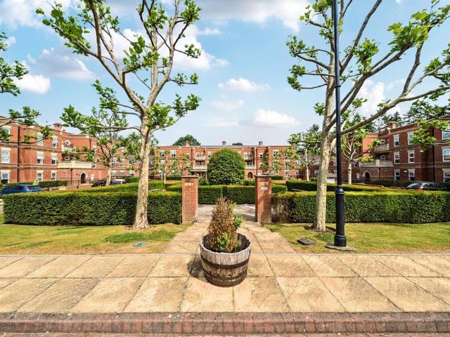 Flat for sale in Wormley, Waverley