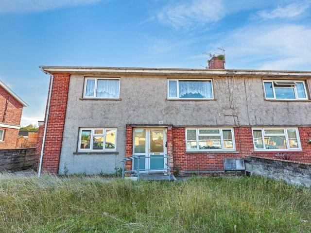 Flat for sale in Ynysawdre, Sarn