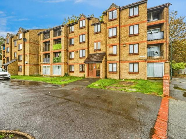 Flat for sale in Northumberland Heath, Greater London