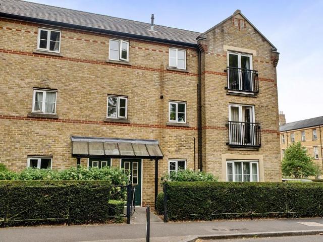 Flat for sale in Caterham on the Hill, Hillview