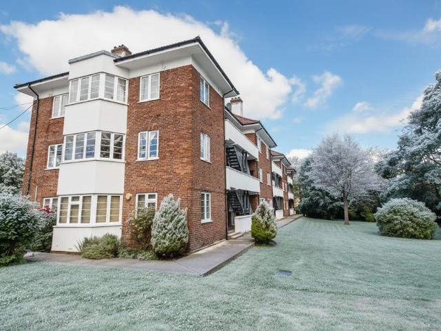 Flat for sale in Elstree and Borehamwood, Borehamwood